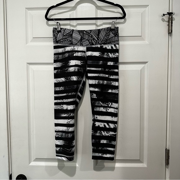 Lululemon Black White Patterned Cropped Leggings Yoga Workout Gym - Picture 1 of 4
